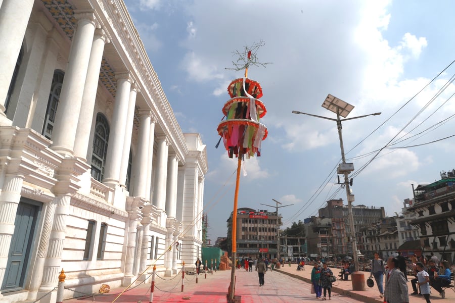 हनुमानढोका दरबार क्षेत्रमा ठड्याइयो फागुको चीर