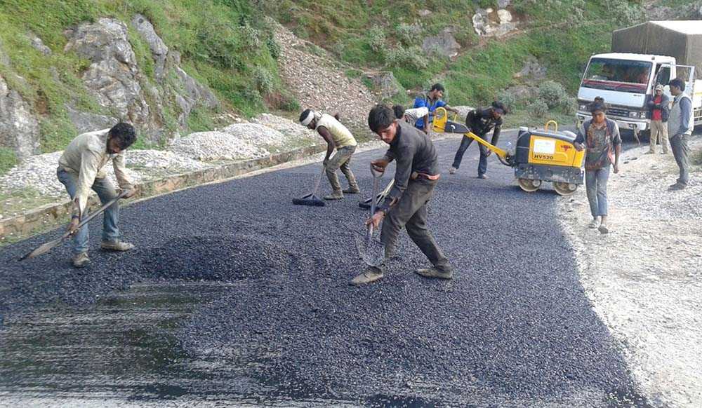 सडक कालोपत्रमा ढिलासुस्ती गर्ने निर्माण कम्पनीलाई स्पष्टीकरण