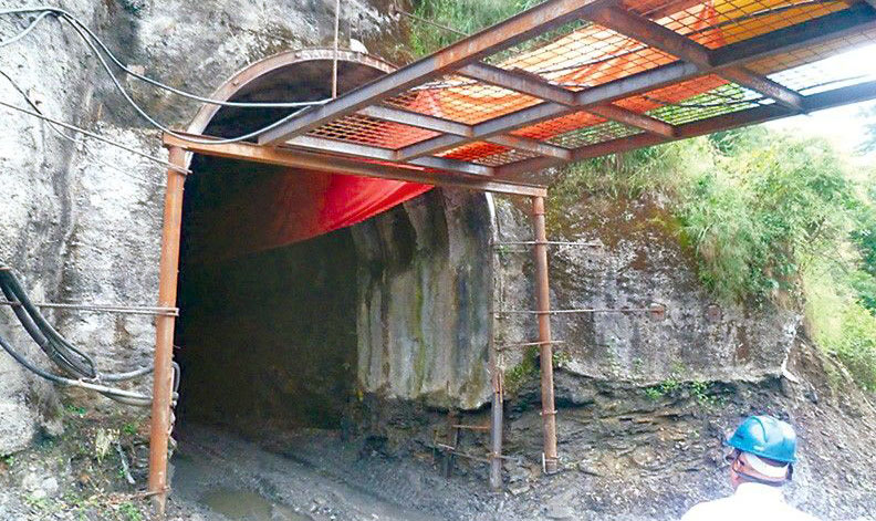 बाढीले मध्यभोटेकोशी जलविद्युत् आयोजनाको क्याम्प बगायो, पावर हाउसमा पनि क्षति