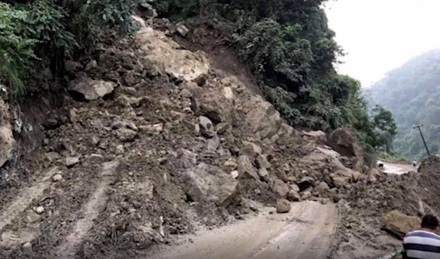 पहिराले मध्यपहाडी लोकमार्ग अवरुद्ध, ७ स्थानीय तहसँग सम्पर्क टुट्याे 