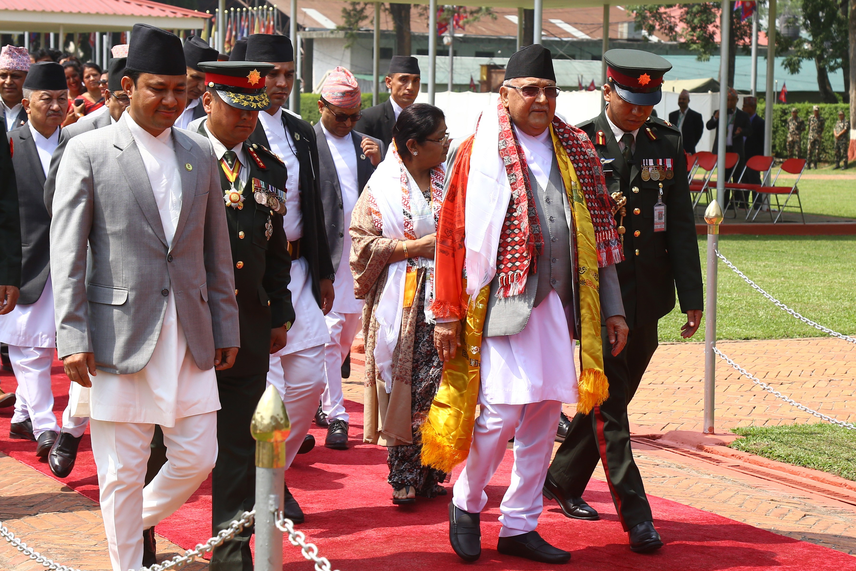 प्रधानमन्त्री ओली स्वदेश फर्किए, गुठी विधेयक सच्याउने प्रतिबद्ध