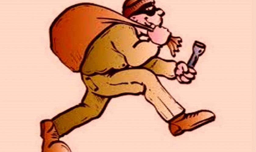 एटिएम मेसिन फोरेर १५ लाख रूपैयाँ चोरी