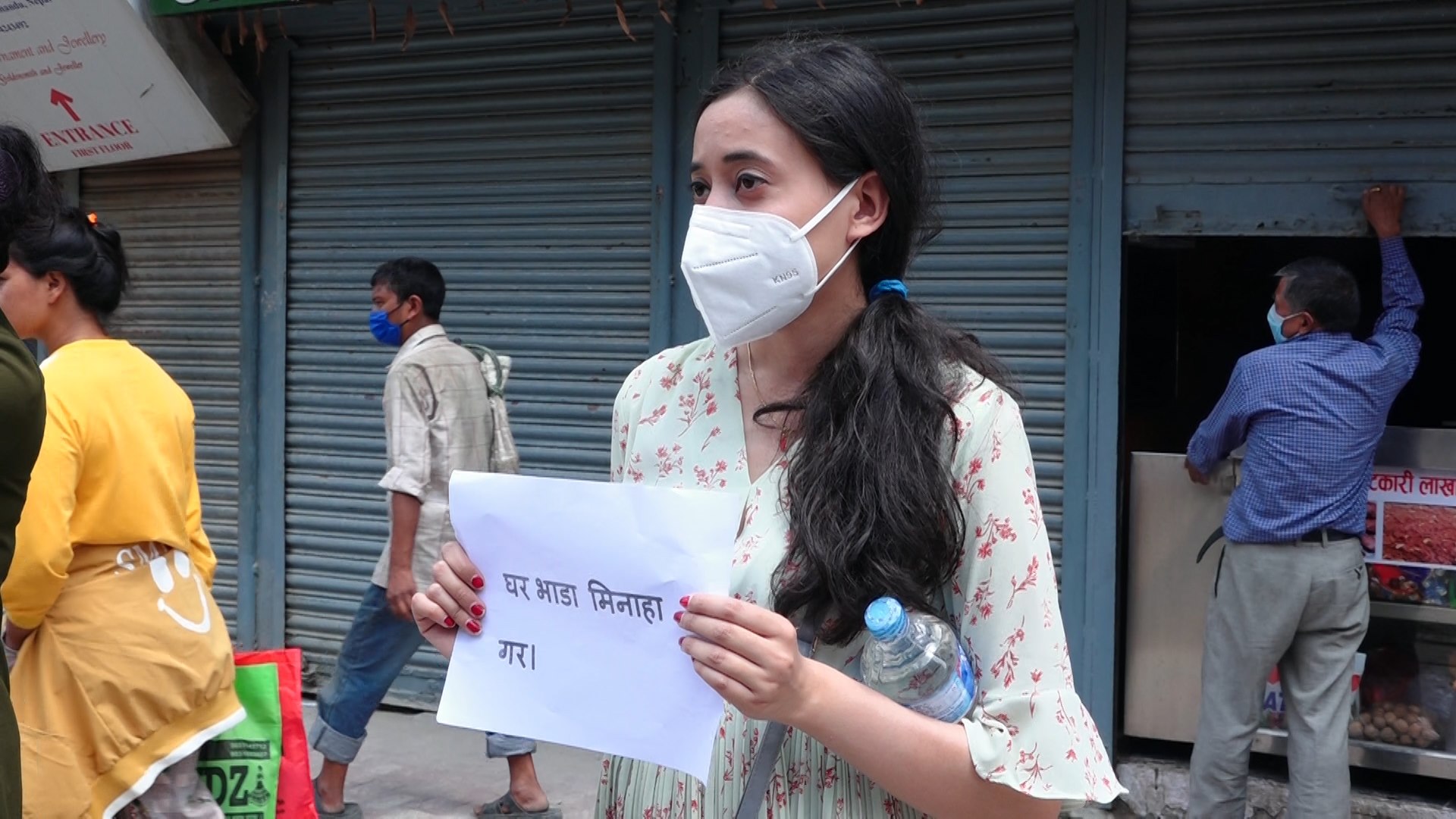 लकडाउन विरुद्ध न्यूरोडमा साना व्यवसायी, भन्छन ‘रहरले होइन् करले सडकमा उत्रिनु पर्यो’(फाेटाेफिचर)