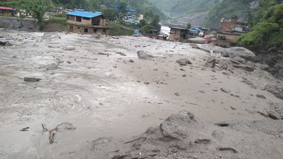 सिन्धुपाल्चोक बाढीमा गम्भीर घाइते ३ जनालाइ काठमाडौं ल्याइयो, १६ जना अझै बेपत्ता