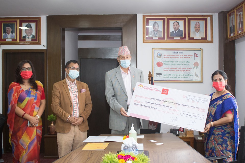 कोरोना कोषमा सनराइज बैंकको सहयोग