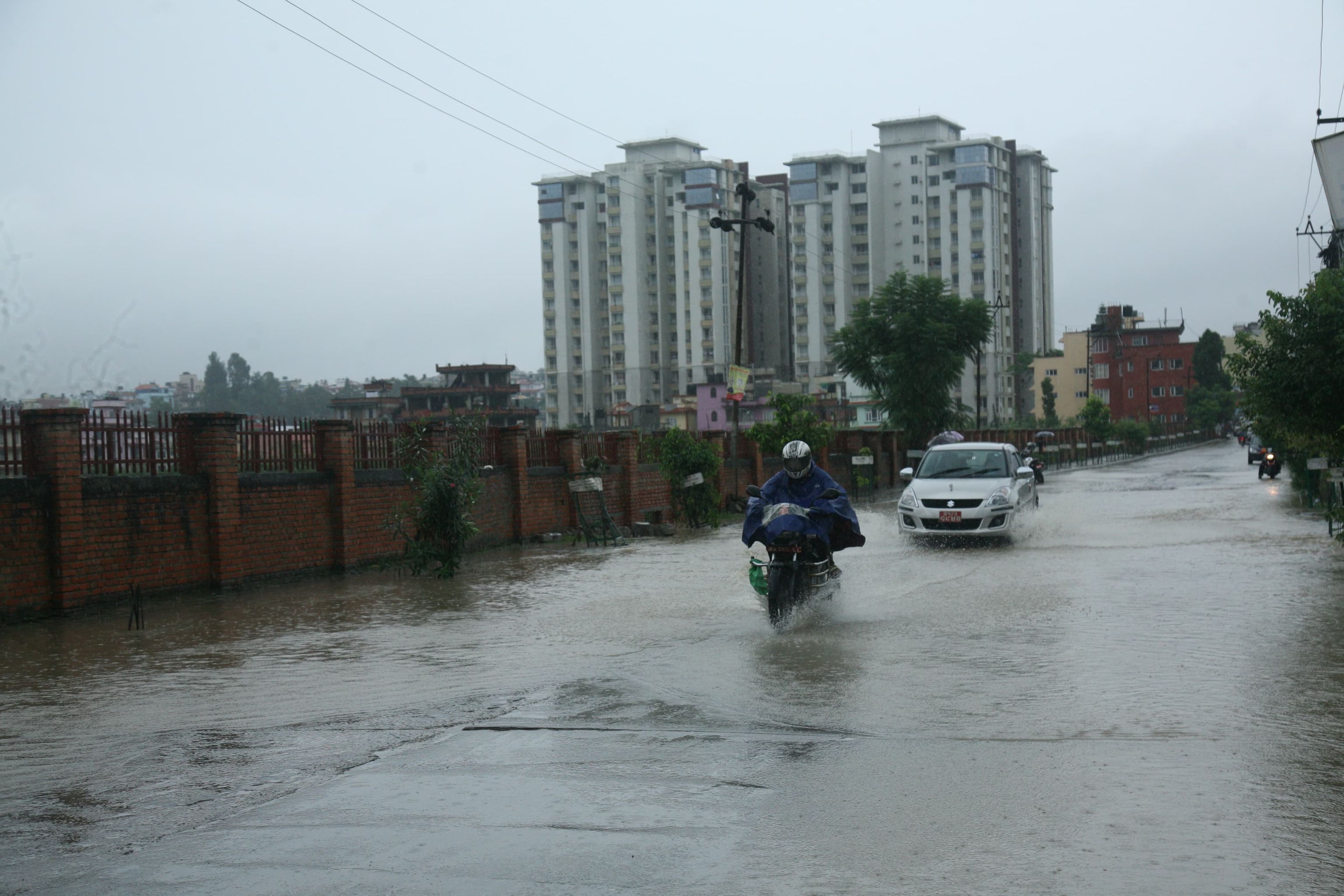 खुमलटार क्षेत्रकाे सडक जलमग्न(फोटो फिचर)