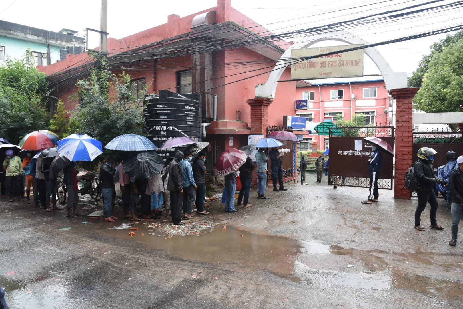 घरबेटीले पीसीआर रिपोर्ट मागेपछि झरीमा टेकु अस्पतालकाे लाइनमा सर्वसाधारण (फोटाे फिचर)