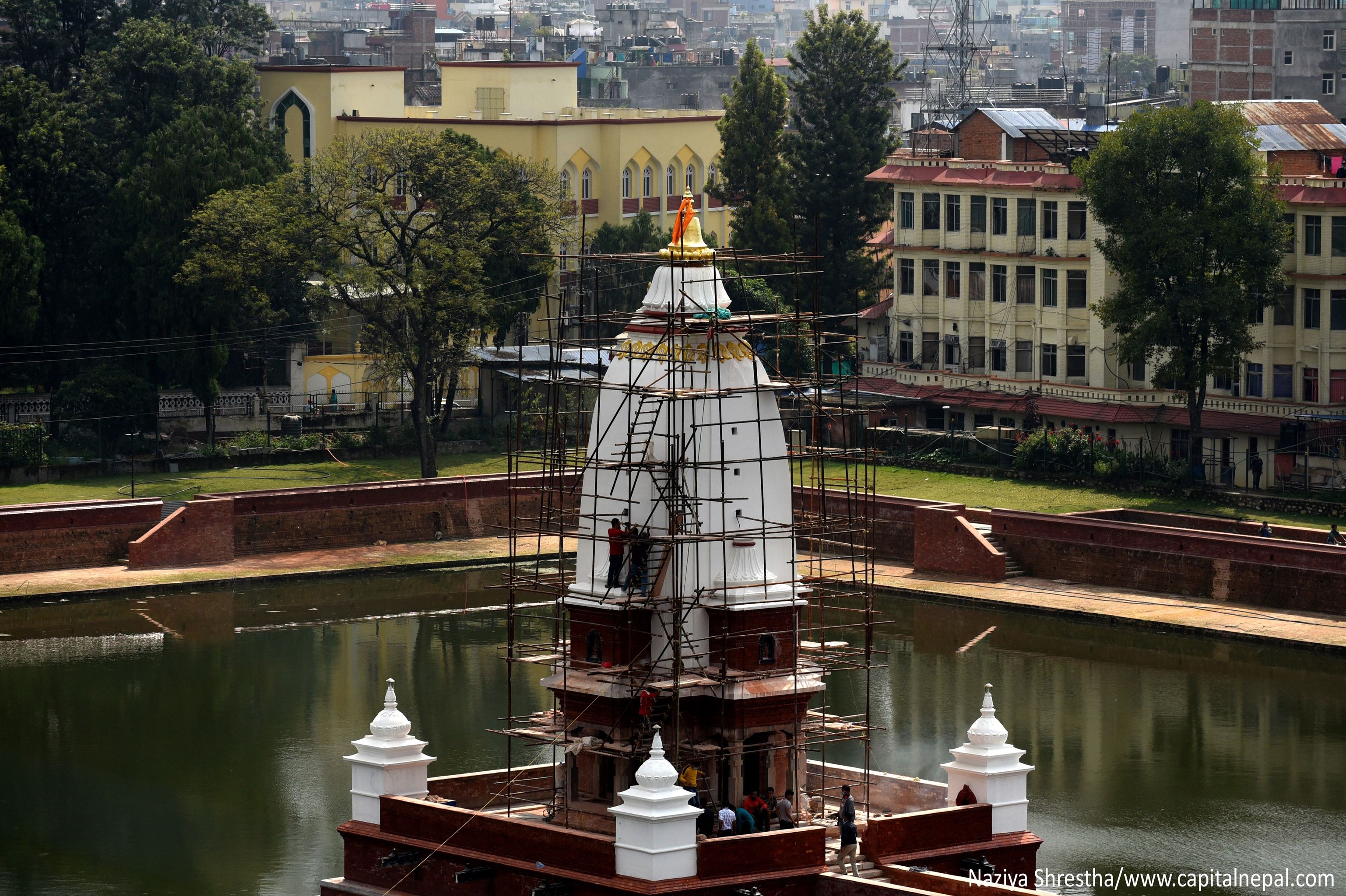 रानीपोखरीको बालगोपालेश्वर मन्दिरमा सुनको जलपसहितको गजुर राखियो(फोटाे फिचर)