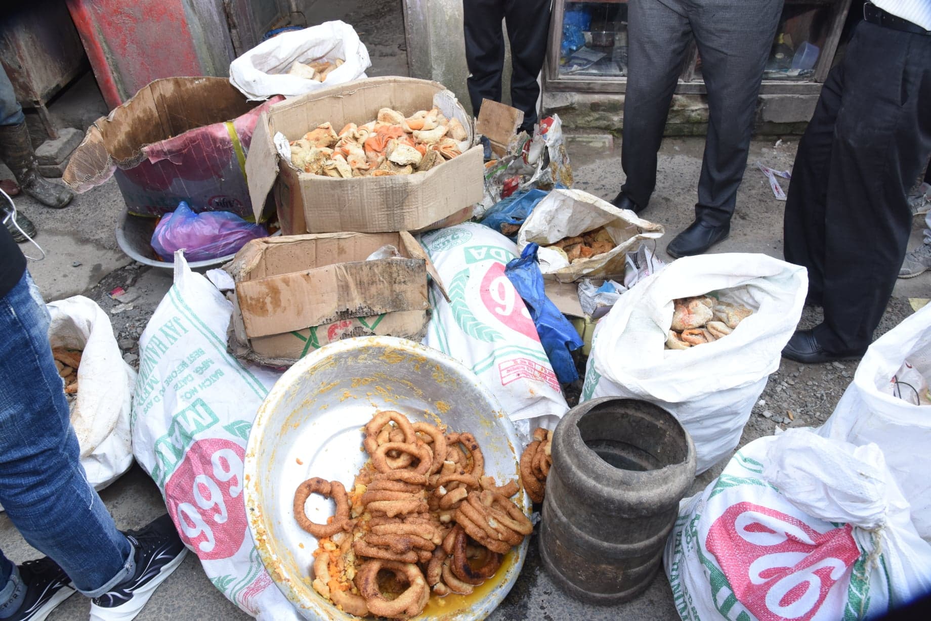 ढुसी लागेका मिठाइ बेच्ने बज्रबाराही मिठाइ पसलको बिक्री रोक्का 