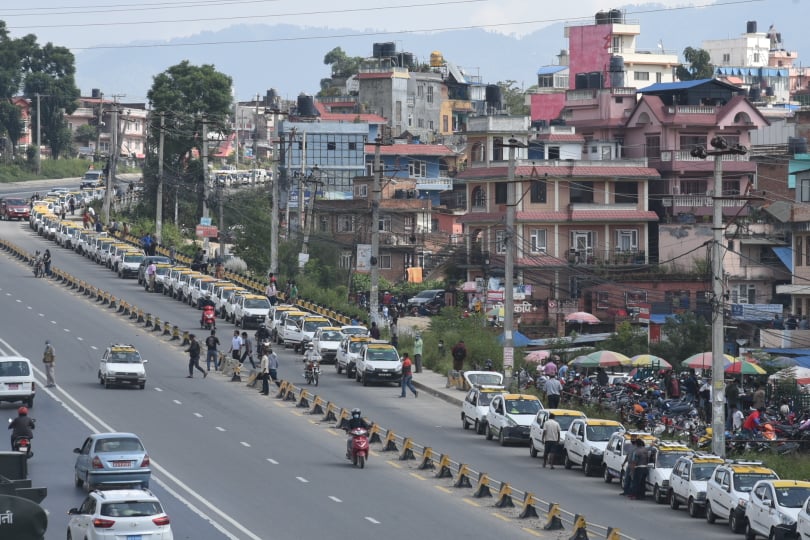 ललितपुरको एकान्तकुनामा ट्याक्सीको प्रदूषण जाँच(फोटो फिचर)