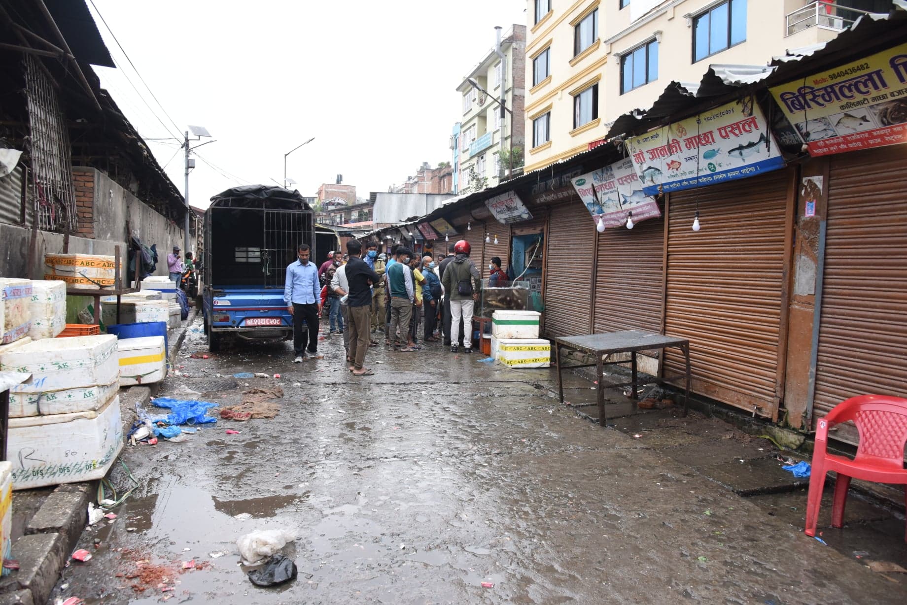 अनुगमन टाेली पुग्नासाथ पसल बन्द गरेर भागे माछा व्यापारी
