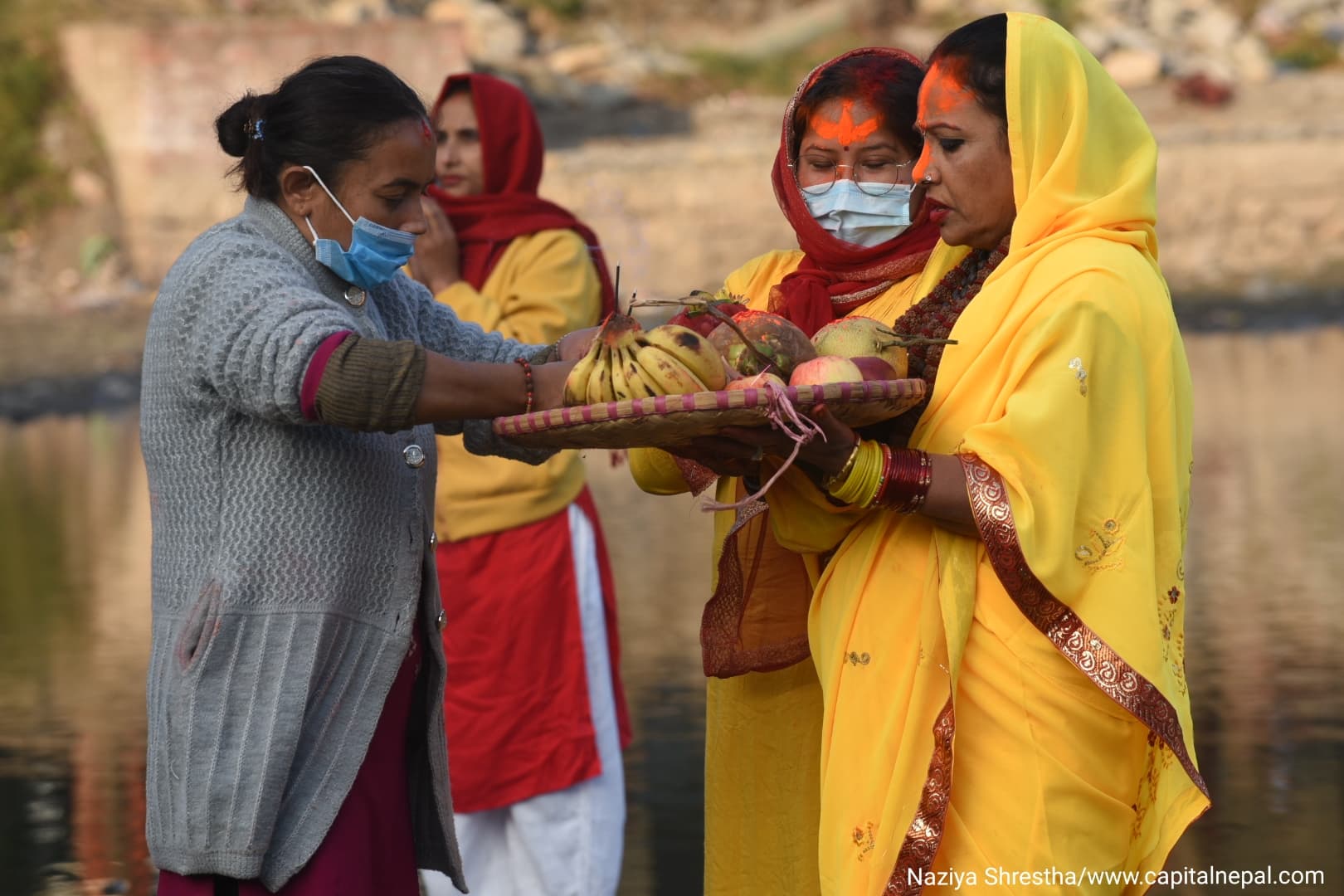 काठमाडौंको कमलपोखरी र बागमती नदी किनारमा छठको पूजा(फोटोफिचर)