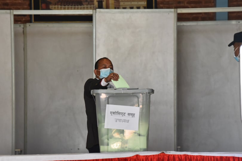 एशोसियटतर्फ ८०० मत खस्यो