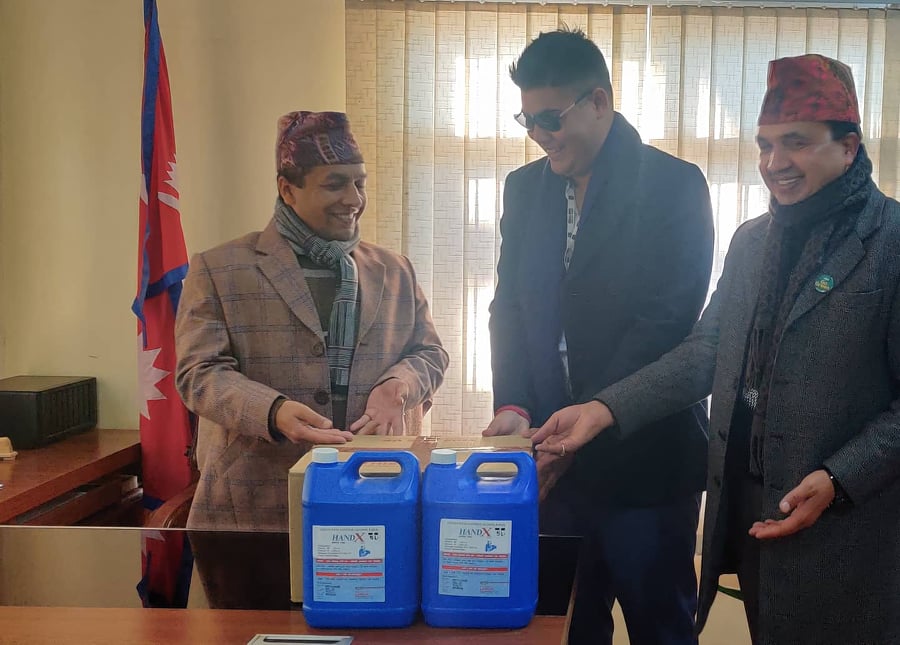 लोमस फर्मास्युटिकल्सद्वारा पशुपतिमा ह्यान्ड स्यानिटाइजर वितरण