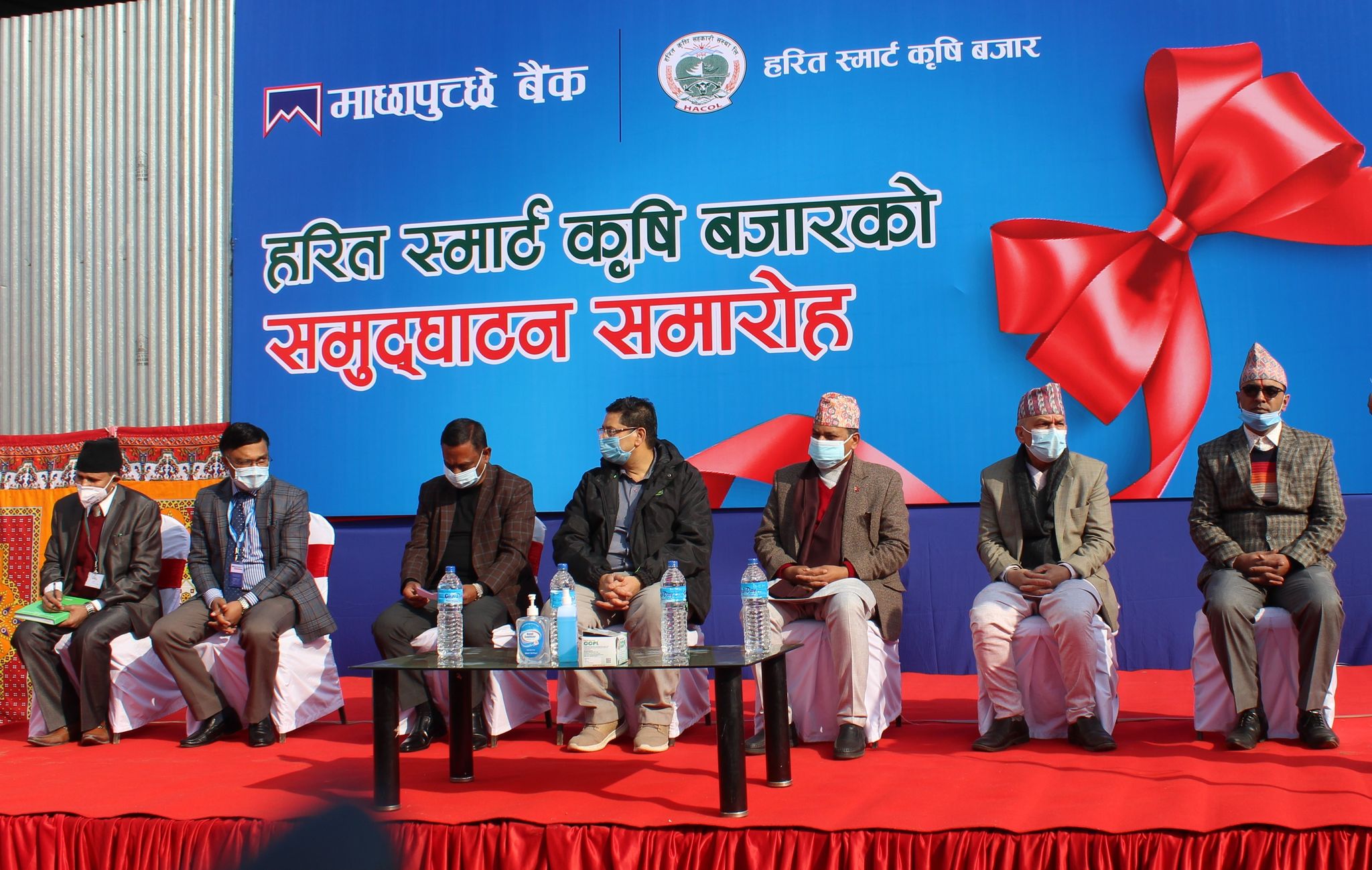  तिनकुनेस्थित हरित सामुदायिक कृषिबजारमा माछापुच्छ्रे बैंकको क्युआर कोड सेवा