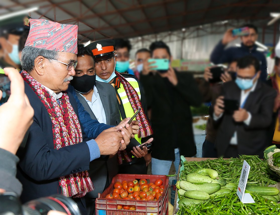 ग्वार्कोस्थित तरकारी बजारमा कुमारी बैंकको ‘क्यूआर कोड’ सेवा