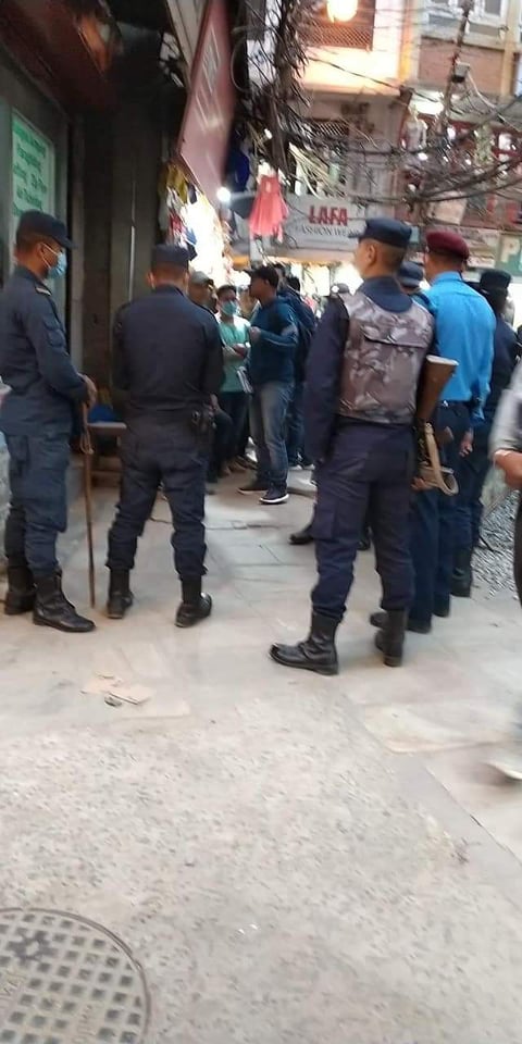 न्यूरोडमा रहेको गोजी ट्राभलमा हतियार देखाएर लुटपाट
