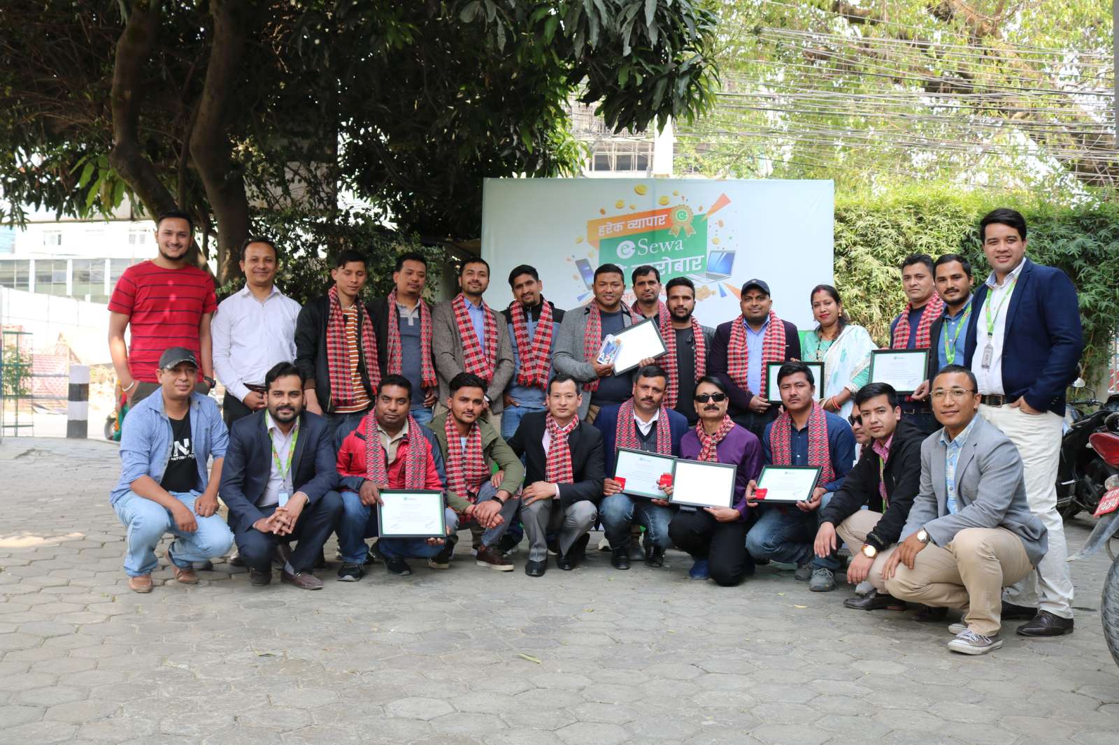 ‘ई–सेवाको कारोबार, सुनै सुनको बहार’ योजनाका विजेतालाई उपहार प्रदान 