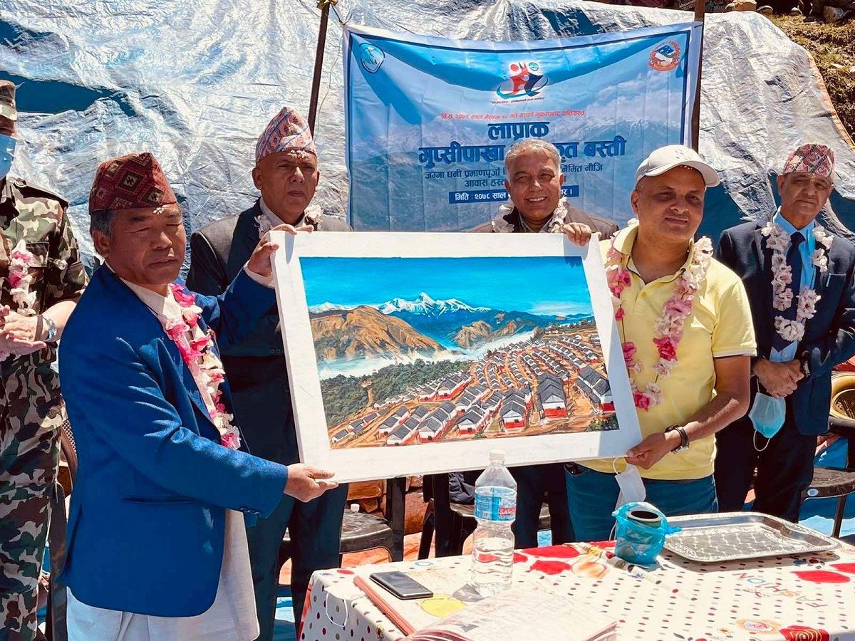 गोरखाको लाप्राकमा एनआरएनएले बनाएको घरहरु हस्तान्तरण