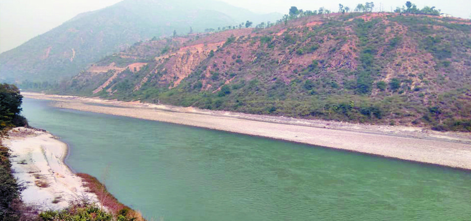 मजदुरले विभिन्न माग राखी अवरोध गरेपछि सुनकोसी मरिण डाइभर्सनको काम बन्द