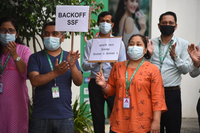 सामाजिक सुरक्षा कोषविरुद्ध सडक आन्दोलनमा उत्रिए बैंकका कर्मचारी,१ घण्टा कारोबार रोके (फाेटाे फिचर)