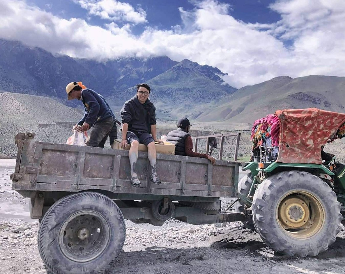 हिमालपारिको जिल्ला मुस्ताङमा ट्याक्टरबाट पुर्‍याइयो कोरोना खोप