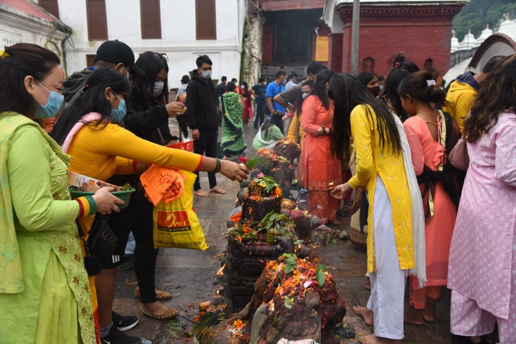 आज साउन महिनाको पहिलो सोमबार, पशुपतिनाथमा भक्तजनहरु (फाेटाे फिचर)