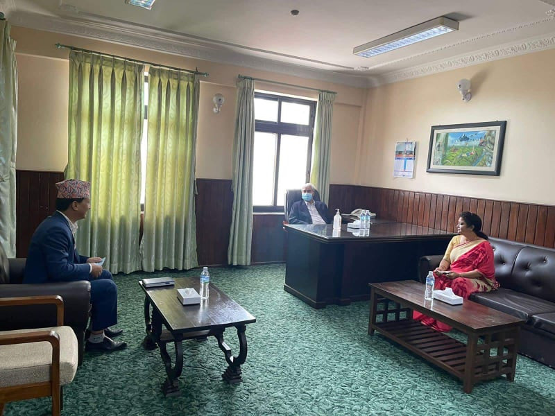 काठमाडौंको फोहोर तत्काल उठाउने प्रवन्ध गर्न काठमाडौंका मेयरलाई प्रधानमन्त्रीको निर्देशन