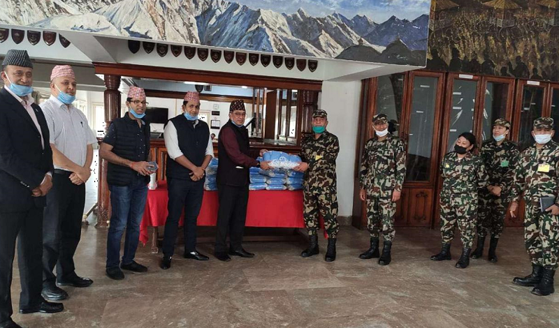 एमपीआईएद्वारा नेपाली सेनालाई १० हजार मास्क हस्तान्तरण