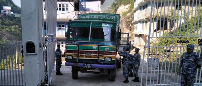 ताताेपानी नाकाबाट भित्रियाे मास्क र सेनिटाइजर