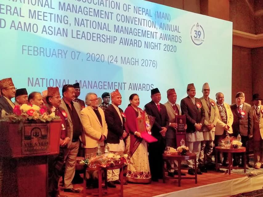 उत्कृष्ट व्यवस्थापक उपाधी राष्ट्रिय वाणिज्य बैंक र मेगा बैंकका सीइओलाइ 