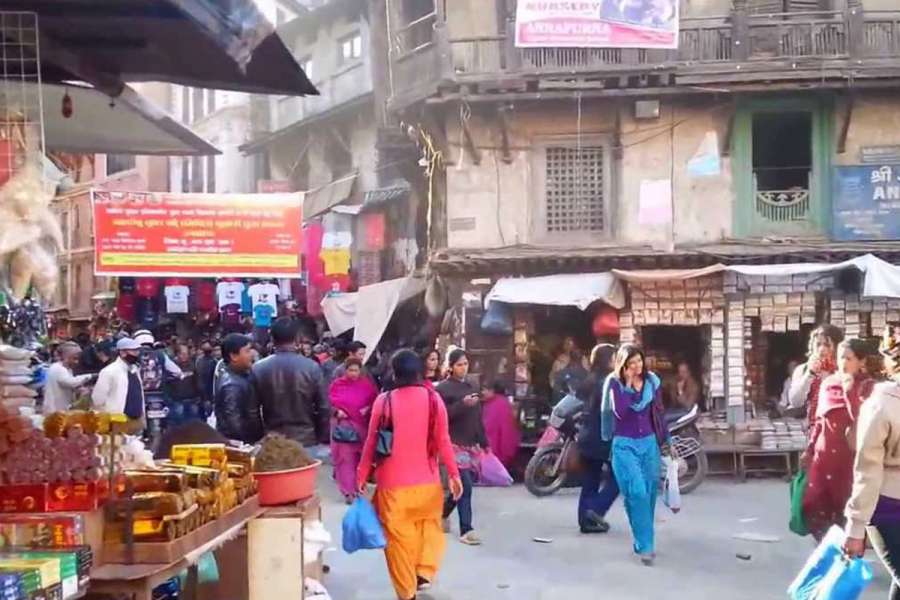 लकडाउन उल्लङ्घन गर्दै व्यवसायीहरु,बिहिबारबाट काठमाडौंका मुख्य बजार खुले 