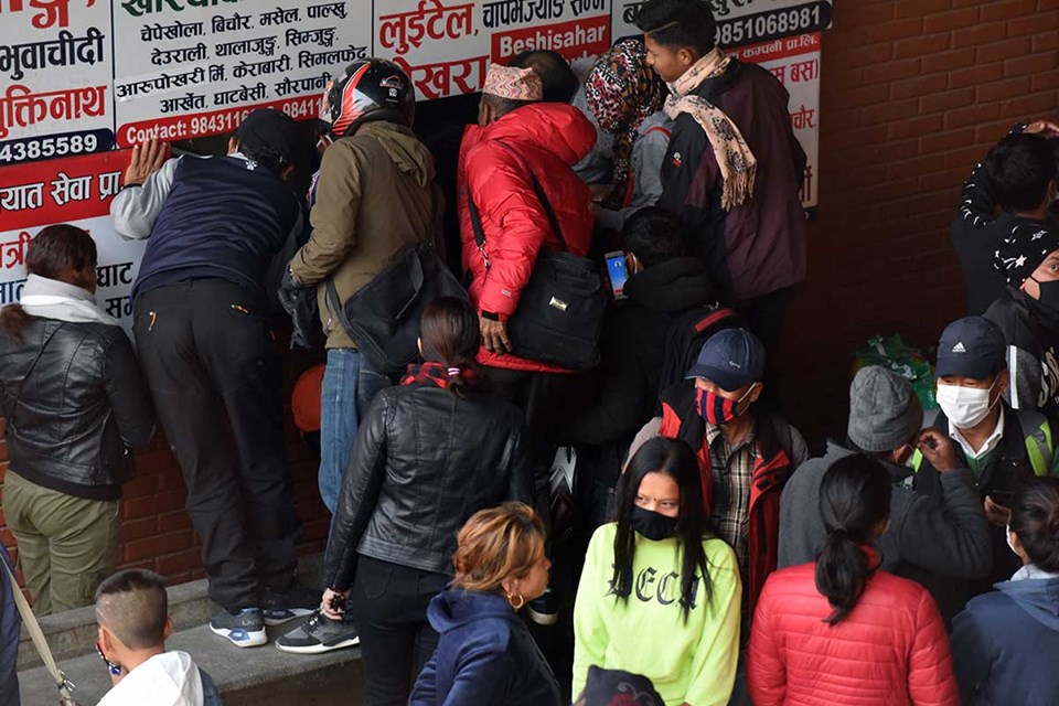 काठमाडाैंबाट बाहिरिन बसपार्कमा भीड ( फाेटाे फिचर)