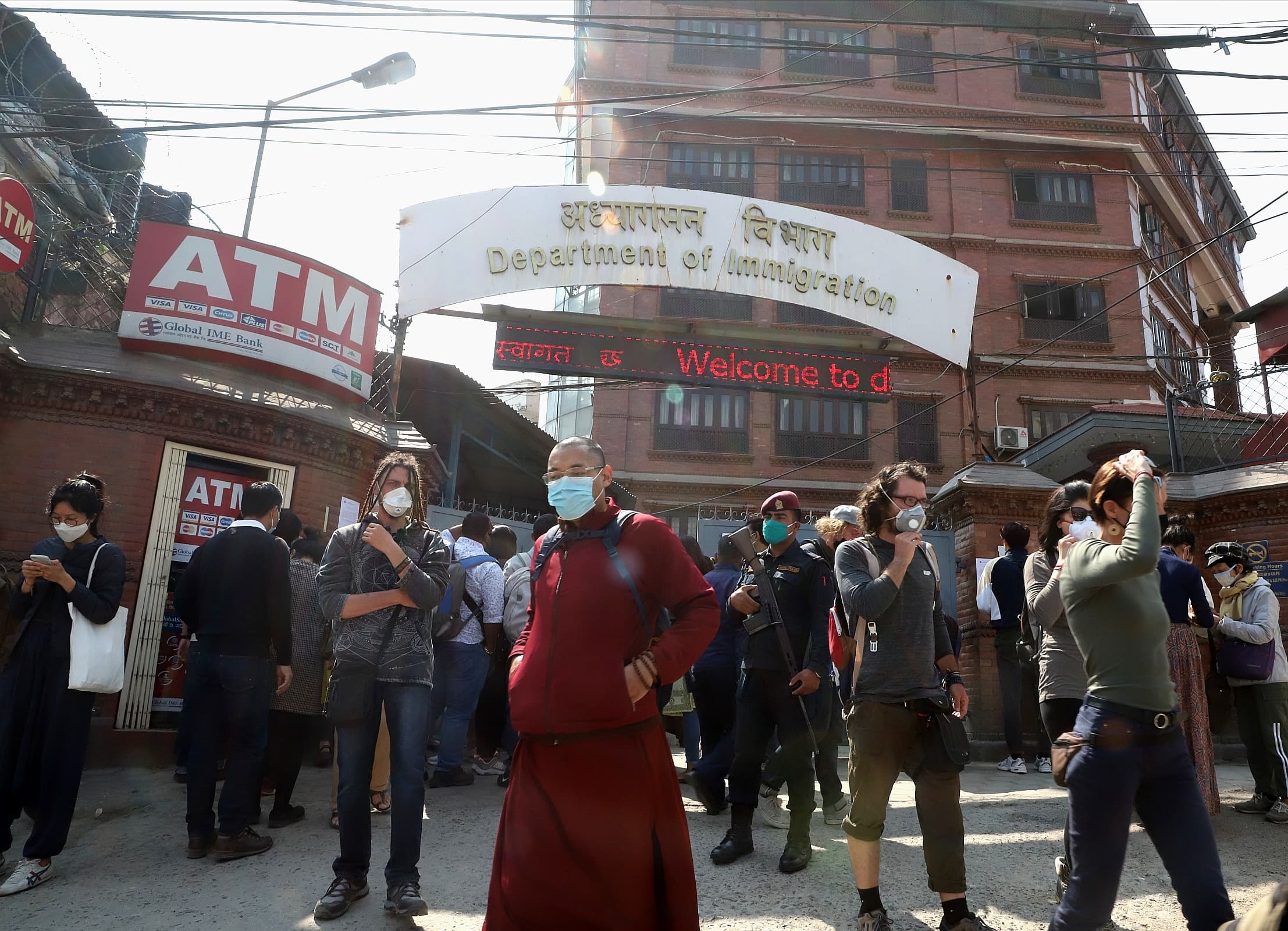 मार्च २२ देखि अप्रिल ३ सम्म अध्यागमन विभाग पनि बन्द, गेट अघि भिसा थप्नेकाे भीड