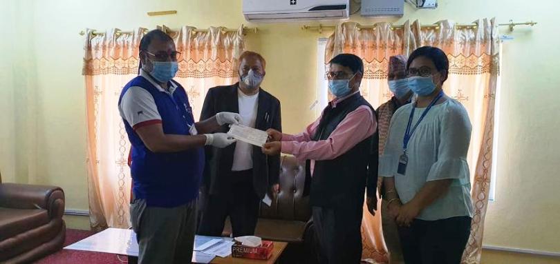 कोरोनासँग लड्न माछापुच्छ्रे बैंकले सरकारलाई १ करोड ६ लाख रुपैयाँ दियो