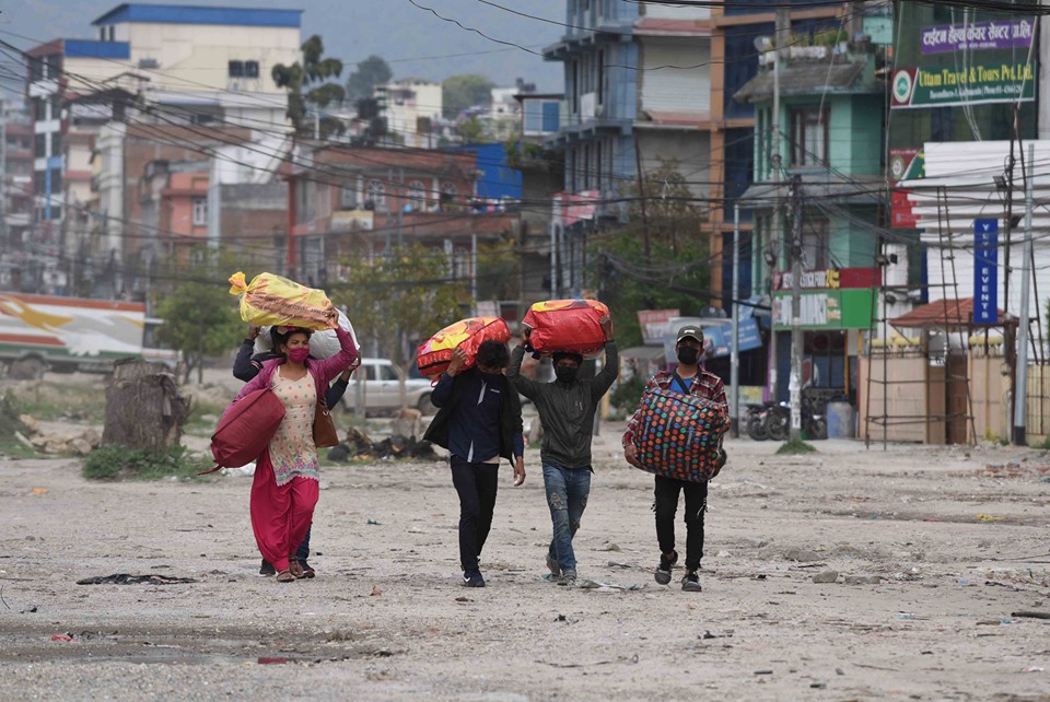 काठमाडौबाट गाँउ फर्कदै (फोटो फिचर)