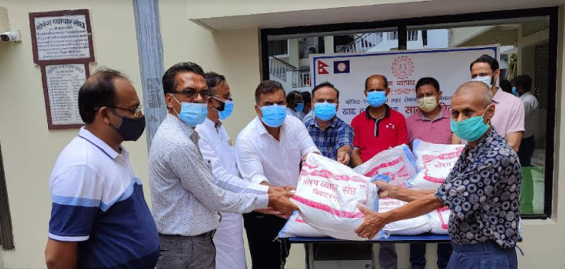 मोरङ व्यापार संघद्वारा आफ्ना शाखाहरुलाई खाद्य तथा स्वास्थ्य सामग्री वितरण