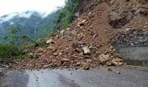 चिसापानी धारामा पहिराे जाँदा नागढुङ्गा–नौबिसे सडकखण्ड अवरुद्ध