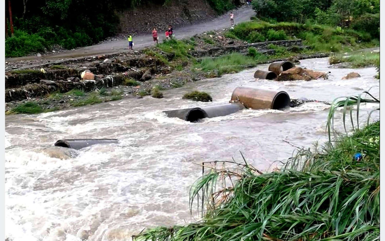 नवलपरासीमा बाढीले डाइभर्सन बगाउँदा पूर्व-पश्चिम राजमार्ग अवरुद्ध