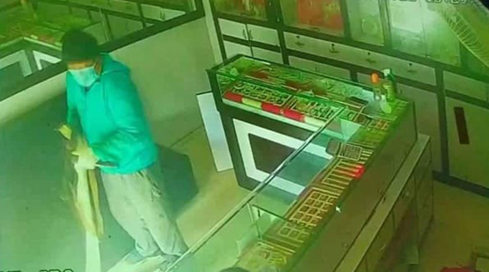 पूर्वनेपाली सेना र माओवादी लडाकु सुनचाँदी पसल लुटपाटमा