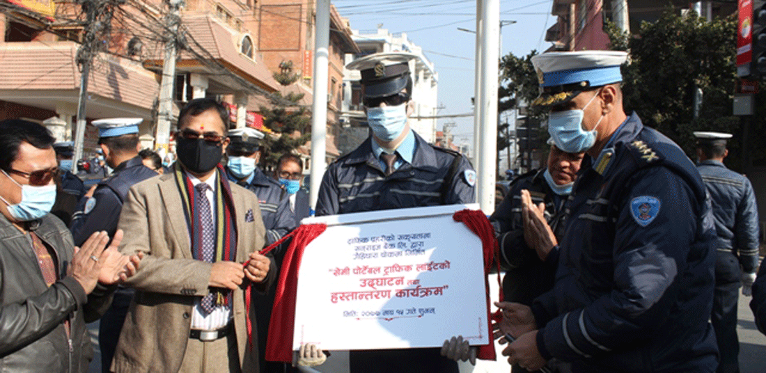 सनराइज बैंकको सहयोगमा   गैरीधारा चोकमा ट्राफिक बत्ती