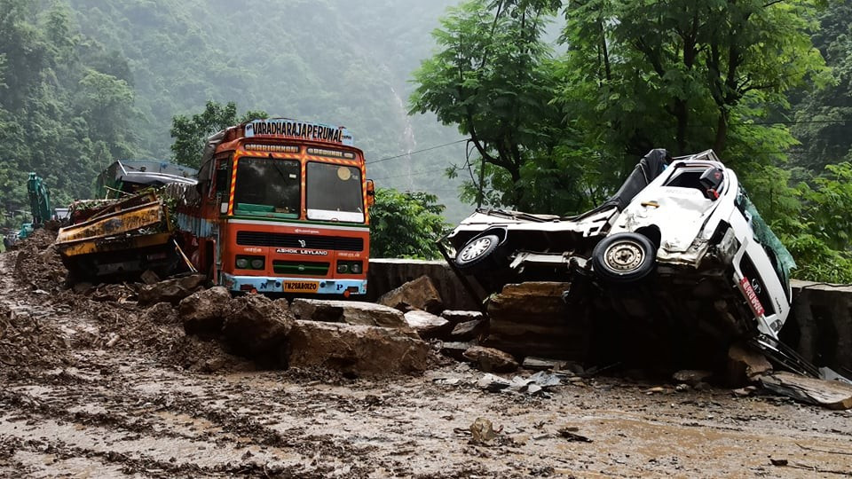 बेनीघाट रोराङमा पहिराले पाँचवटा गाडी पुरिए,  दुईको मृत्यु