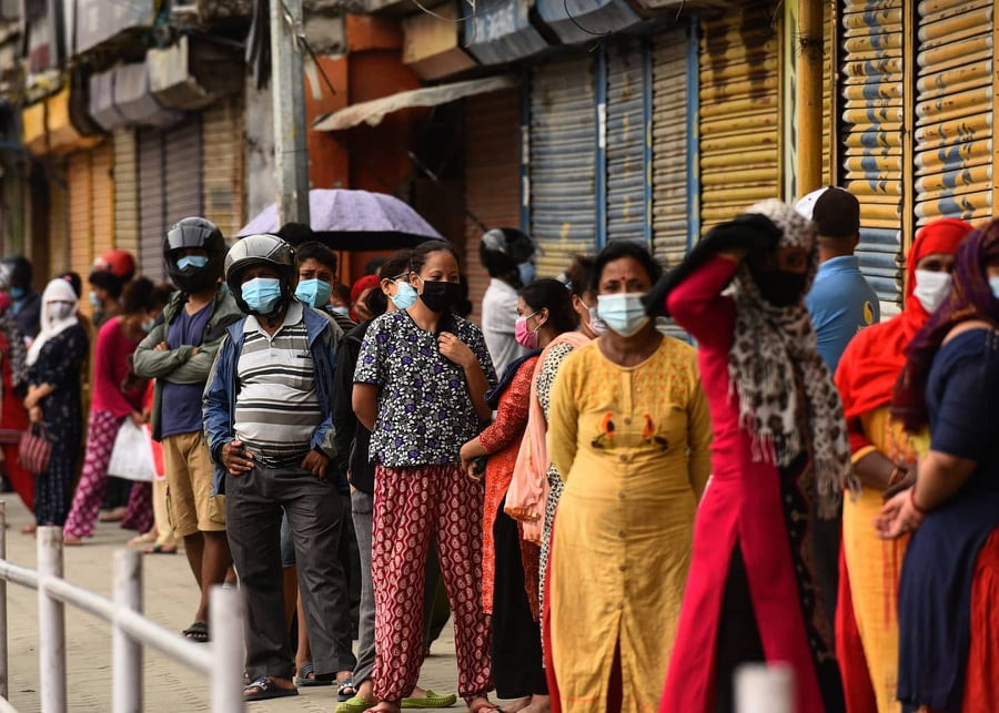 २८० रुपैयाँ छुट दिइएपछि साल्ट ट्रेडिङमा ग्यास लिनेकाे लाइन (फोटोफिचर)