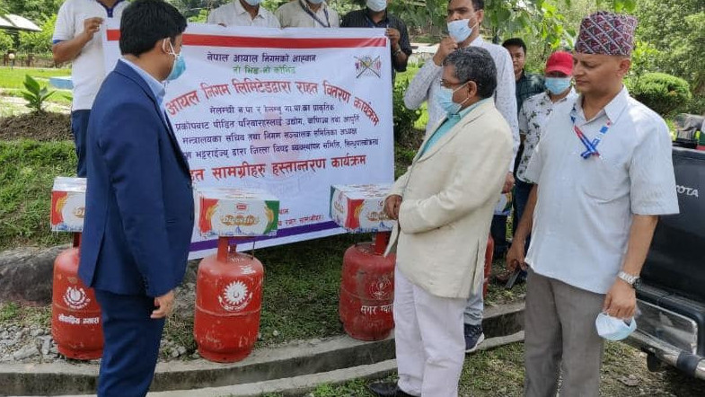 मेलम्ची बाढीपीडितलाई आयल निगमले दियो ग्यास सिलिण्डर र चुल्हो