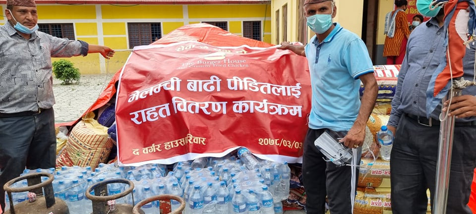 ‘द वर्गर हाउस’ परिवारले बाढ्यो मेलम्ची बाढीपीडितलाई ११ लाख बराबरको राहत