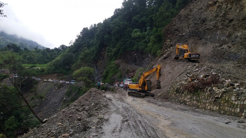 निरन्तरको वर्षातले मध्यपहाडी राजमार्ग अवरुद्ध