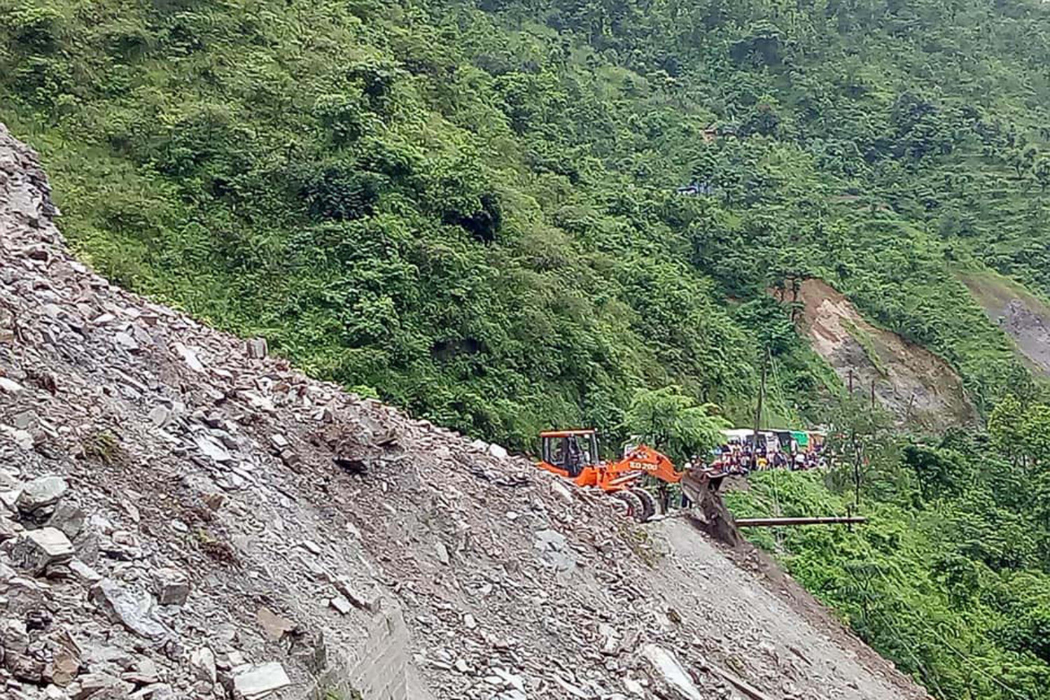 बाढी र पहिरोका कारण १३ सडक अवरुद्ध