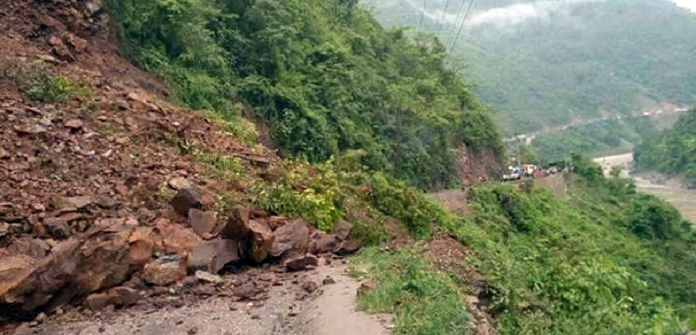 पहिरोका कारण मध्यपहाडी लोकमार्ग र बेनी मालढुङ्गा सडक अवरुद्ध