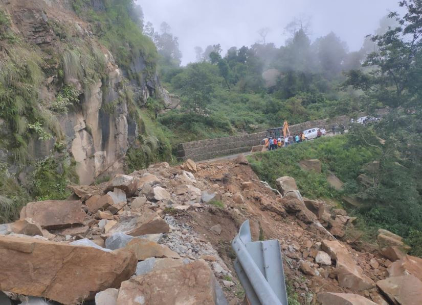 मध्यपहाडी लोकमार्गको पर्वत खण्डमा तीन ठाउँमा पहिरो, सडक अवरुद्ध 