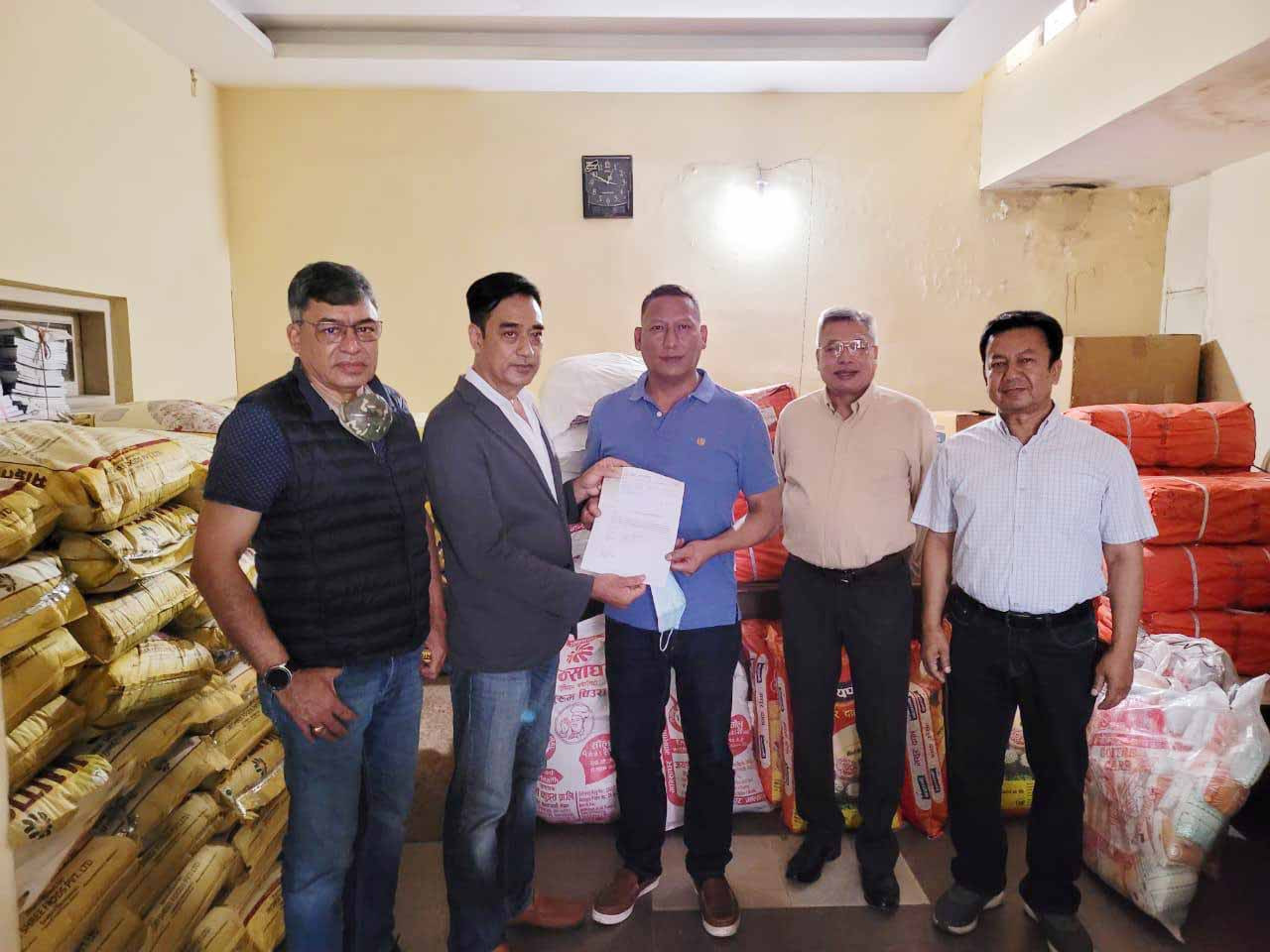  नेपाल चेम्बरद्वारा बाढी प्रभावितलाई राहत सामग्री हस्तान्तरण